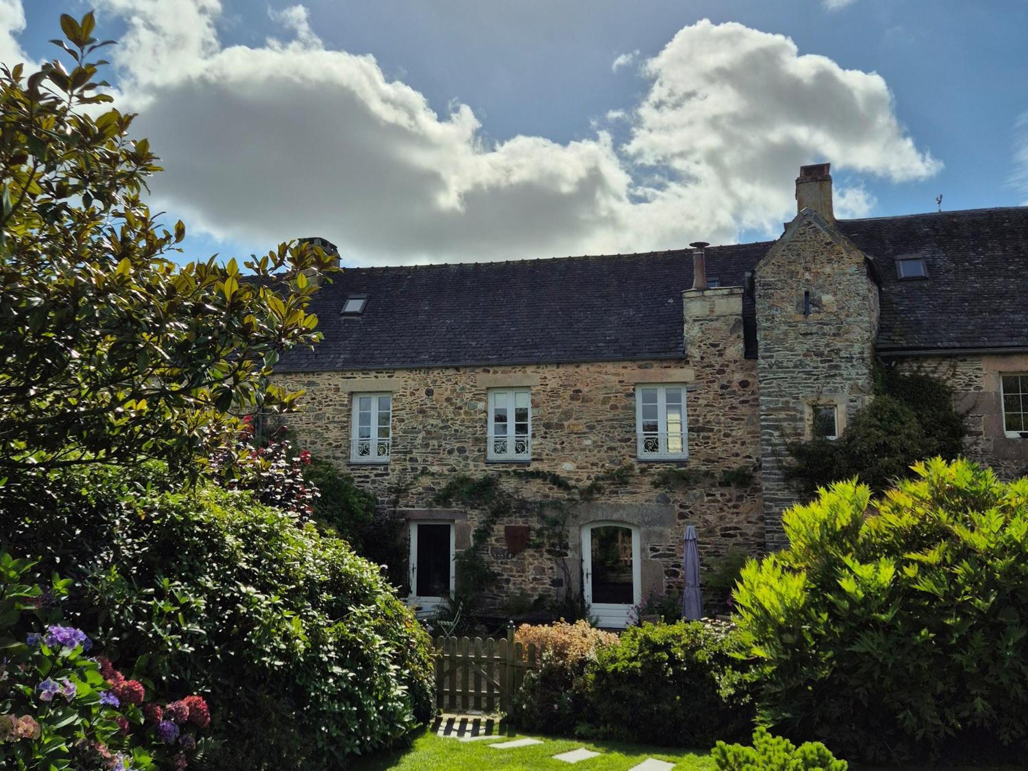 Gite De Charme Au Manoir Du Plessis-Quinquis Sainte-Seve Kültér fotó